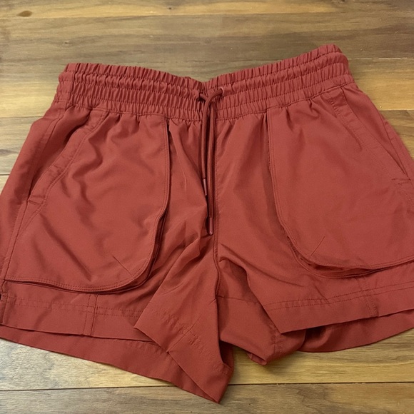 Old Navy Stretch Tech Women's Rust Shorts Size S! - Picture 1 of 2